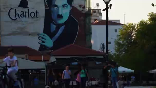 Eine Große Plakatwand Der Stadt Mit Charlie Chaplin Als Hintergrund — Stockvideo