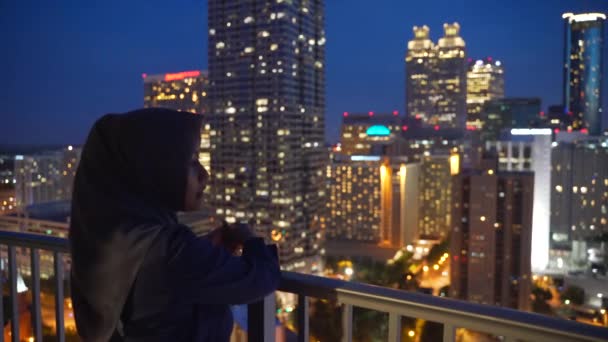 Donna Musulmana Guardare Skyline Città Notte Godendo Vista — Video Stock