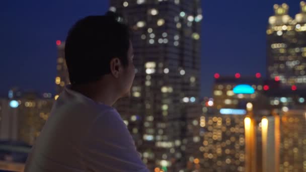 Joven Disfrutando Del Increíble Horizonte Ciudad Por Noche Mientras Busca — Vídeo de stock