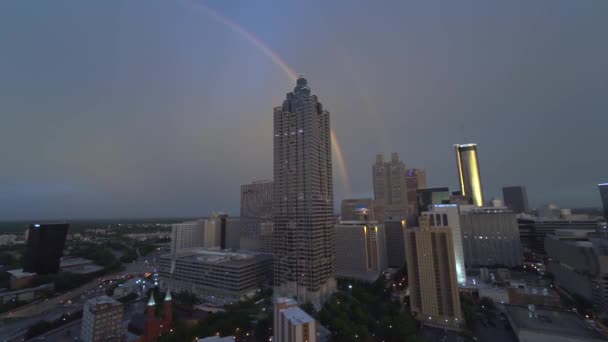 Rainbow Atlanta Downtown View High Rise Apartment Balkon Avond — Stockvideo