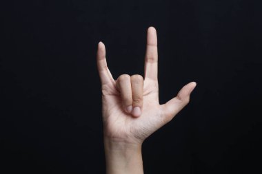 Beyaz bir arka planda Rock 'n Roll tabelasını veren bir adam.                              