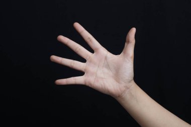 Beş parmak yukarıda, siyah arka planda izole edilmiş..                               