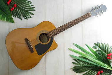 Seyahat aksesuarları konsepti, masa üzerinde bayram eşyaları valizi hazırlamak. Arka planda gezi seti