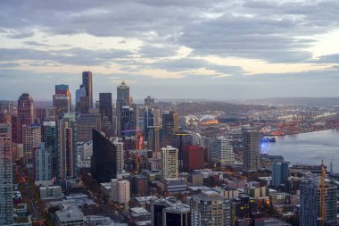 Alacakaranlık mavi saatinde Seattle şehir merkezi silüeti 
