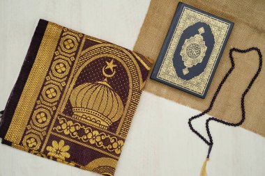 Ramadhan itiraz ediyor. Kutsal Kur 'an, güzel boncuklar, dua halıları ve müslüman kıyafetleri..