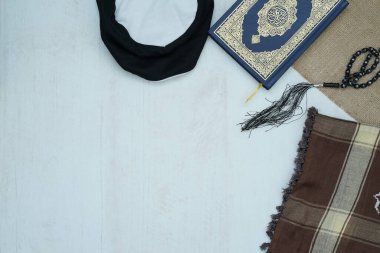 Ramadhan itiraz ediyor. Kutsal Kur 'an, güzel boncuklar, dua halıları ve müslüman kıyafetleri..