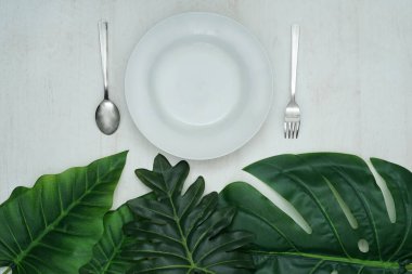 Beyaz tabak ve bir çift çatal bıçak ile aralıklı perhiz düzlüğü konsepti.