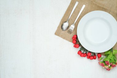 Beyaz tabak ve bir çift çatal bıçak ile aralıklı perhiz düzlüğü konsepti.