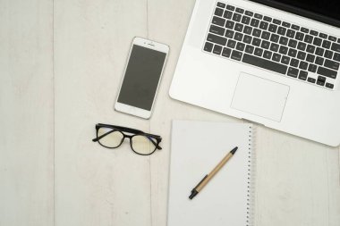 Bilgisayarlı beyaz çalışma masasının kopya alanı ve ofis malzemeleri ile üst görünüm Düz konsept.