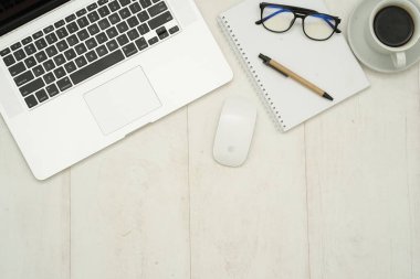 Bilgisayarlı beyaz çalışma masasının kopya alanı ve ofis malzemeleri ile üst görünüm Düz konsept.