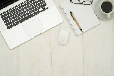 Bilgisayarlı beyaz çalışma masasının kopya alanı ve ofis malzemeleri ile üst görünüm Düz konsept.