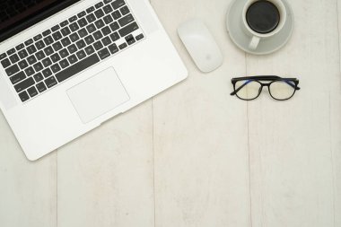 Bilgisayarlı beyaz çalışma masasının kopya alanı ve ofis malzemeleri ile üst görünüm Düz konsept.