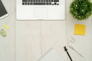 Üzerinde bilgisayar cihazları, akıllı telefon, ofis malzemeleri ve kahve olan masa başı çalışma masasının fotokopi alanı olan en iyi manzara. Düz yatıyordu.