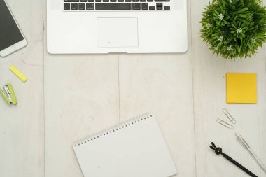 Üzerinde bilgisayar cihazları, akıllı telefon, ofis malzemeleri ve kahve olan masa başı çalışma masasının fotokopi alanı olan en iyi manzara. Düz yatıyordu.