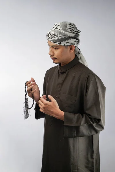아시아인젊은 회교도 남자하얀 배경에 양탄자를 가지고 — 스톡 사진