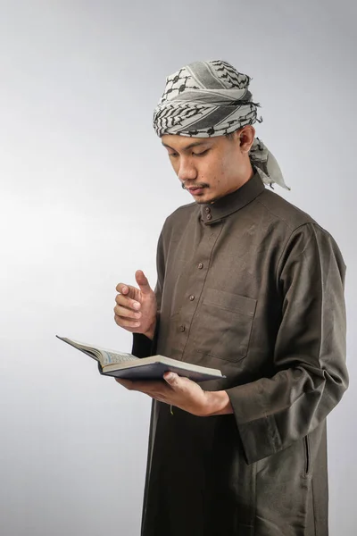 Релігійний Молодий Мусульманин Читав Корану Ізольованим Білому Фоні — стокове фото