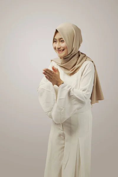 Piękna Azjatycka Muzułmanka Ubrana Hidżab Powitalnym Gestem Ramadhan Odizolowana Białym — Zdjęcie stockowe