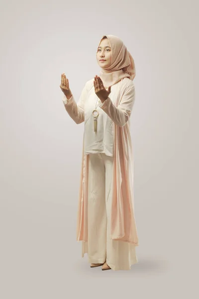 Młoda Muzułmanka Modląca Się Ręcznie Gestem Odizolowane Białe Tło — Zdjęcie stockowe