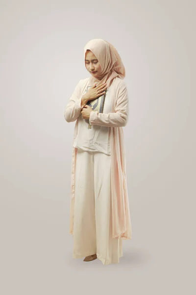 Piękna Muzułmanka Modląca Się Ręcznie Gestem Odizolowane Białe Tło — Zdjęcie stockowe