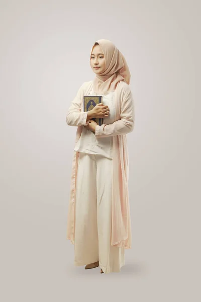 Portret Młodej Muzułmanki Noszącej Hidżab Trzymającej Święte Koran Odizolowanym Białym — Zdjęcie stockowe