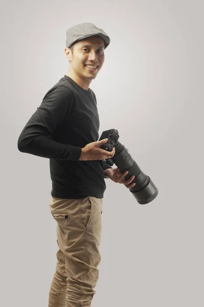 Весела Позу Фотографа Тримає Свою Професійну Камеру Ізольовано Білому Тлі — стокове фото