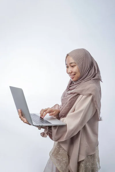 Porträt Einer Jungen Frau Mit Hijab Denken Und Einem Laptop — Stockfoto