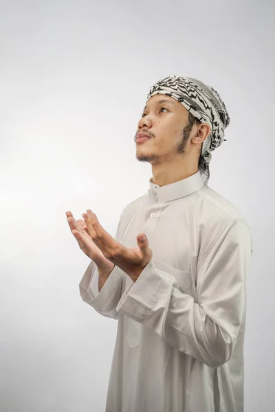 아시아의 이슬람 젊은이들은 배경을 기도한다 — 스톡 사진