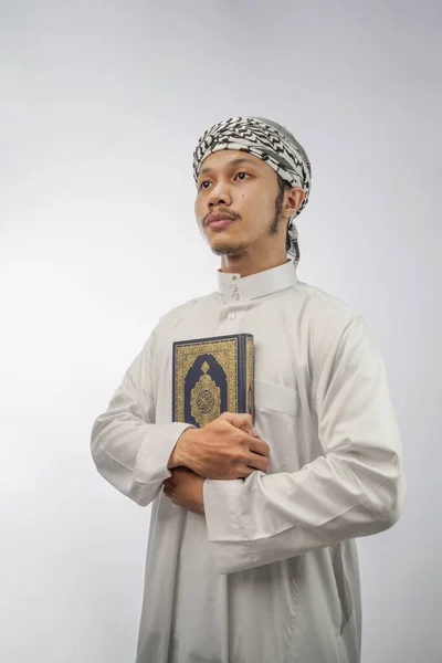 Мусульманин Який Тримає Коран Ізольованим Білому Фоні — стокове фото