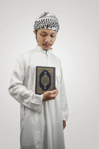 Мусульманин Держит Коран Белом Фоне — стоковое фото