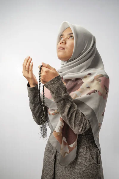 Eine Muslimische Frau Mit Hijab Betet Mit Einem Gebetsteppich — Stockfoto