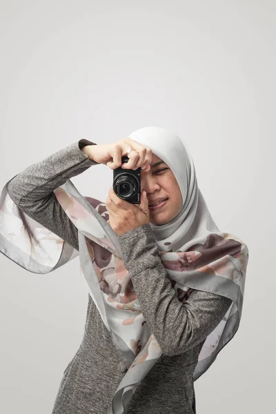 Porträt Einer Muslimischen Frau Durch Den Sucher Während Sie Mit — Stockfoto