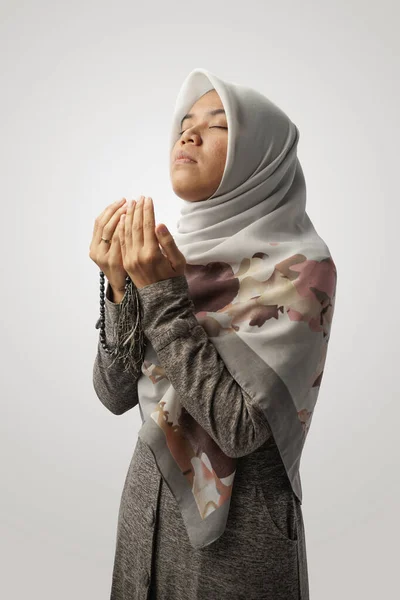 Junge Muslimin Betet Mit Handgebet Geste Isoliert Weißen Hintergrund — Stockfoto