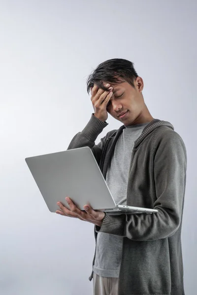 Retrato Jovem Tonto Segurando Computador Portátil Isolado Branco — Fotografia de Stock