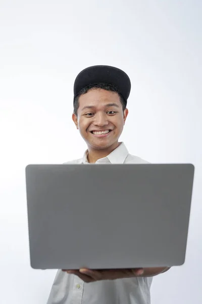 Portretul Unui Adolescent Vesel Care Deține Laptop Izolat Alb — Fotografie, imagine de stoc