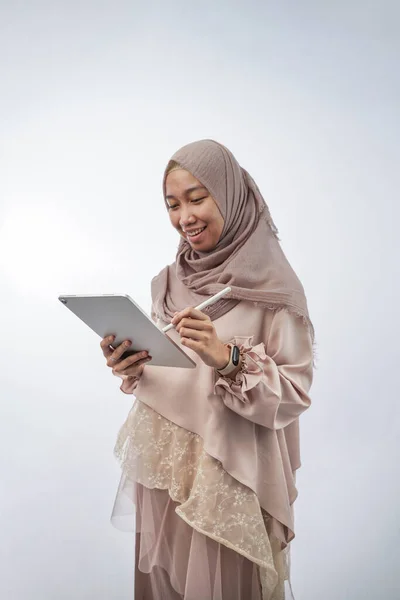 Portrait Young Woman Hija Holding Tablet Computer Isolated White — Stock fotografie