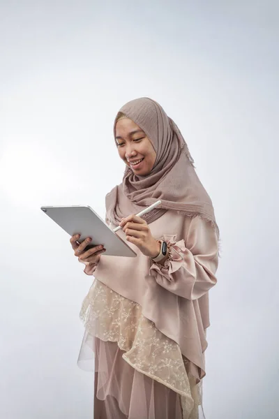 Portrait Young Woman Hija Holding Tablet Computer Isolated White — Φωτογραφία Αρχείου