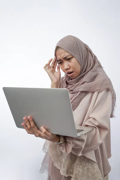 Porträt Einer Jungen Frau Mit Hijab Denken Und Einem Laptop — Stockfoto