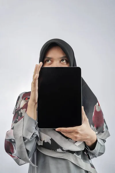 히잡에 음악인 여성은 배경에 고립된 얼굴에 태블릿을 스튜디오 초상화를 그렸다 — 스톡 사진