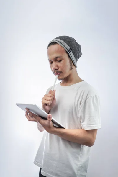 Asyalı Genç Işadamı Veya Tasarımcının Beyaz Arka Planda Izole Edilmiş — Stok fotoğraf