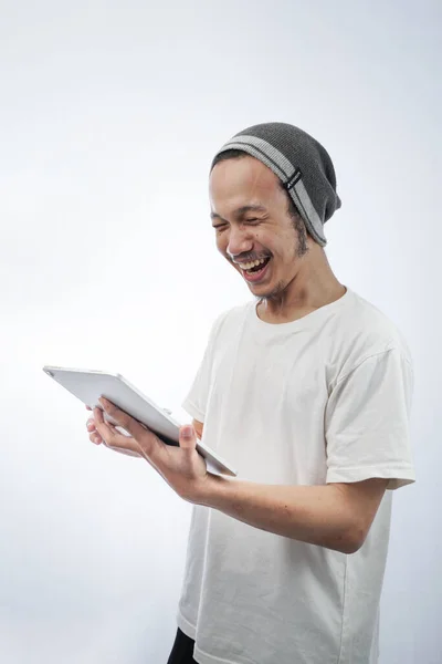 Imagem Jovem Designer Alegre Com Crânios Segurando Usando Tablet Isolado — Fotografia de Stock