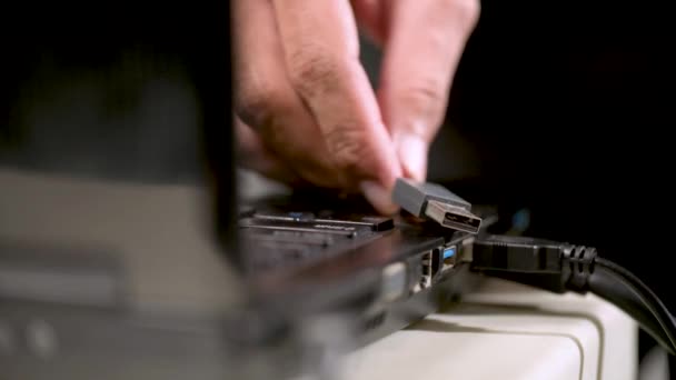 Close Hand Aansluiten Van Een Kabel Het Geluid Audio Mixer — Stockvideo