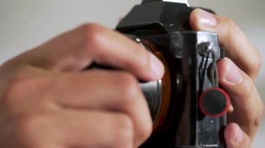 Lensi DSLR kamerasına bağlayan ellerin yakın çekim videosu