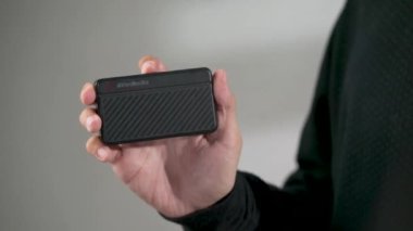 Kabloyu Live Gamer Mini 'ye bağlayan ellerin yakın çekim videosu.