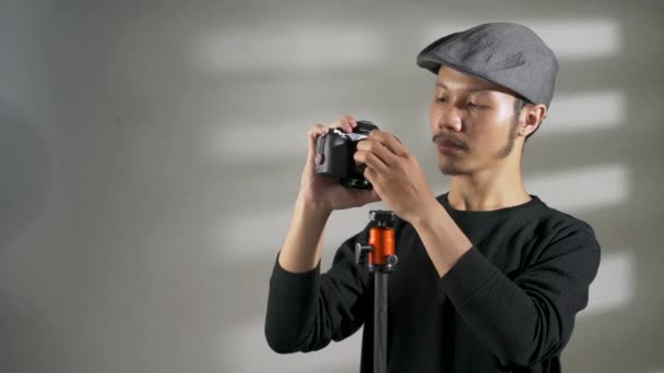 Ein Asiatischer Mann Befestigt Seine Professionelle Kamera Auf Einem Stativ — Stockvideo