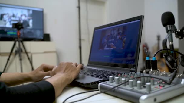 Filmagens Vídeo Homem Digitando Laptop Com Controlador Mixer Áudio Pronto — Vídeo de Stock