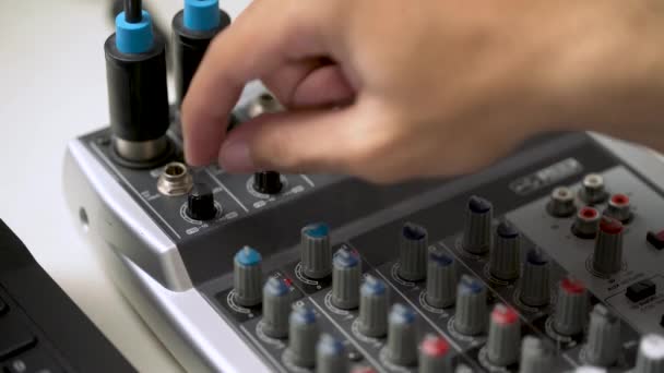 Junger Mann Richtet Audio Mischpult Audio Mischpult Controller Oder Board — Stockvideo