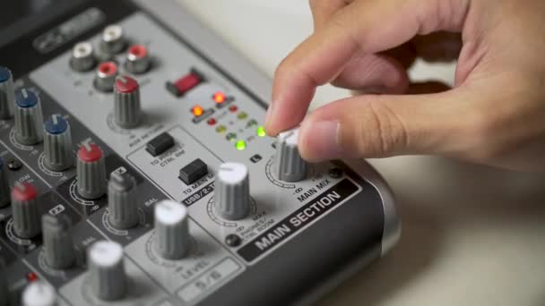 Ręka Konfigurująca Mikser Audio Kontroler Lub Płyta Mikser Audio — Wideo stockowe