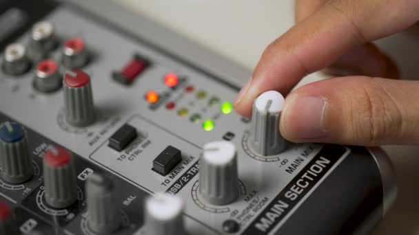 特写手设置音频混音控制台 控制器或板音频混音器 — 图库视频影像