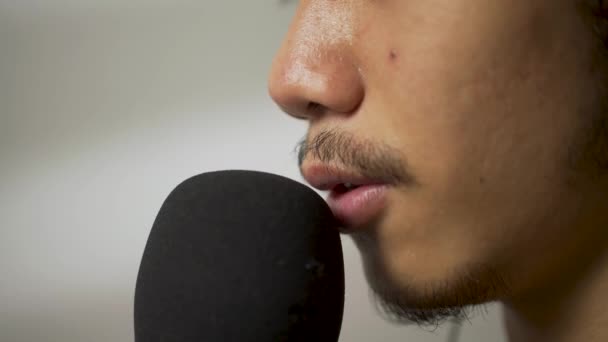 Homem Que Verifica Testa Microfone — Vídeo de Stock