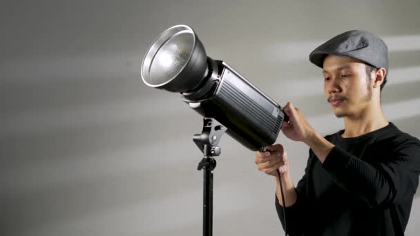Студійний Портрет Азіатського Молодого Чоловіка Встановлює Освітлення Зйомки — стокове відео